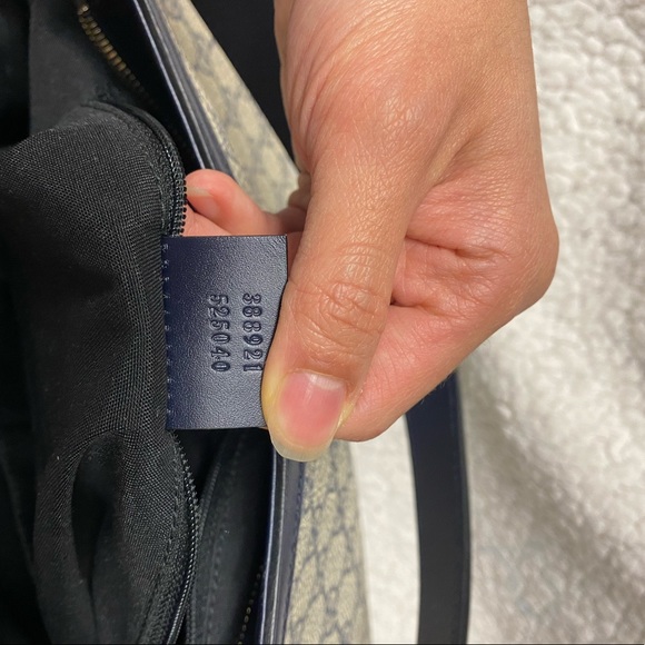 ✨SOLD✨AUTHENTIC GUCCI NAVY HOBO GG SUPREME BAG✨ - Picture 4 of 8